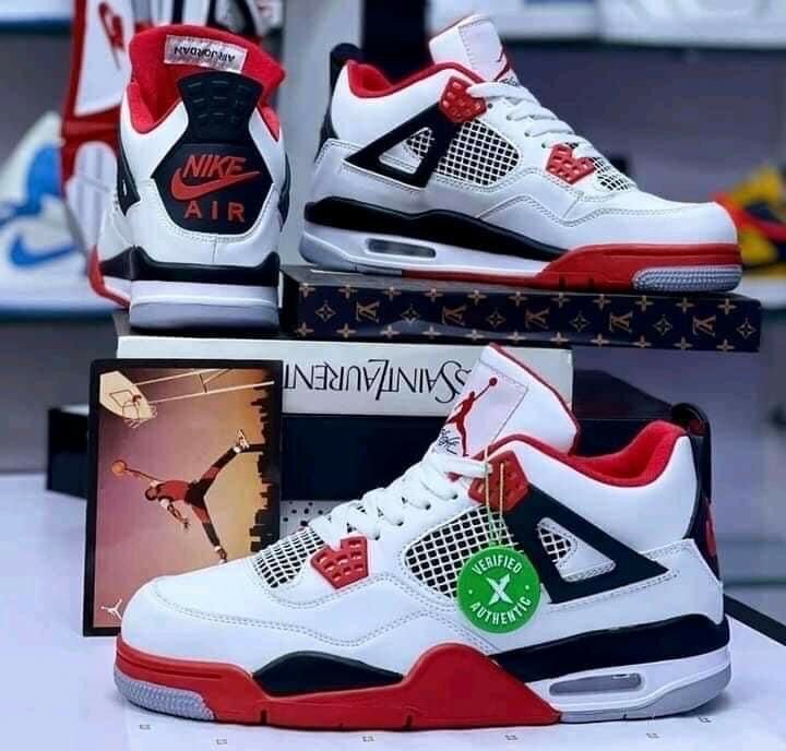 AIR JORDAN 4