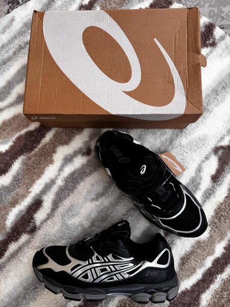 Chaussures de sport noires modernes