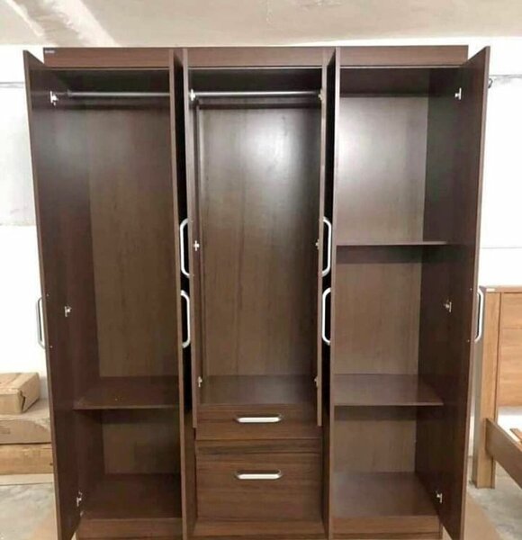 Armoire en bois spacieux
