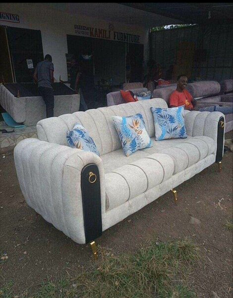 Canapé 3 places gris avec haut-parleurs