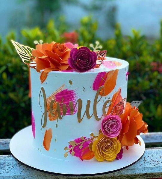 Neat well decorated Cakes