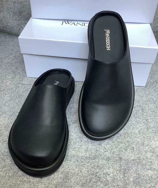 Mules VALENTINO noires en cuir