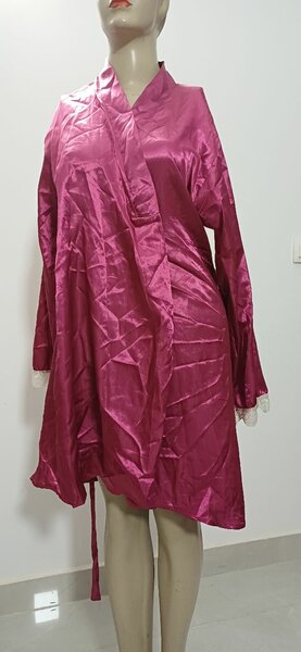Peignoir en satin rose élégant