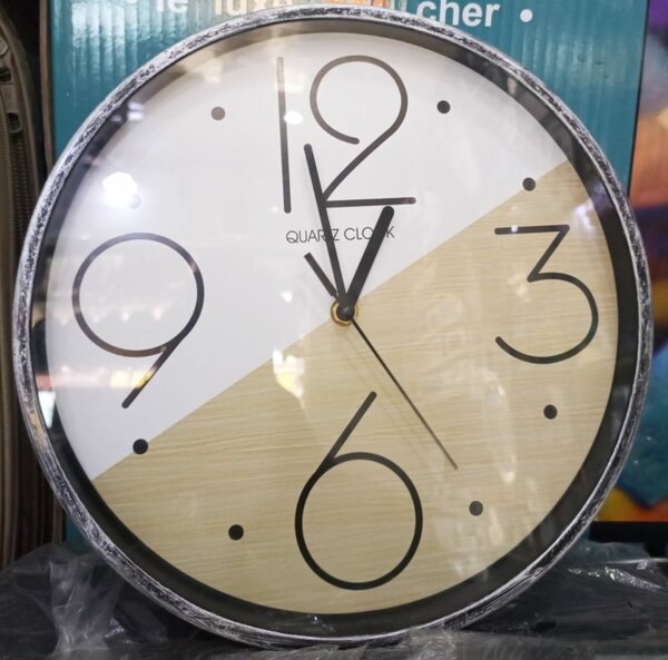 Horloge murale design en bois