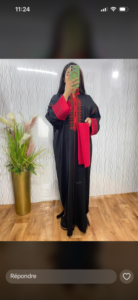 Abaya noire avec détails rouges