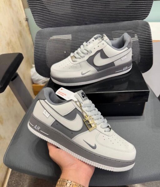 Chaussures Nike Air Force 1 blanches et grises