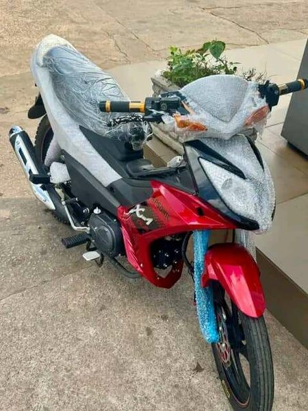 Moto rouge et noire Apollo RFZ