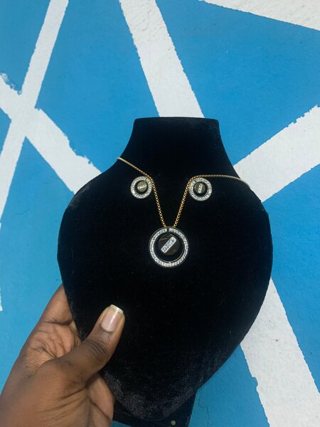 Parure élégante croix dorée