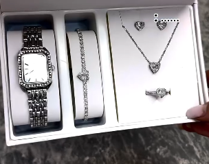 Комплект с наручными часами для женщин