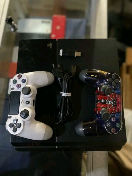 Console PS4 avec manettes