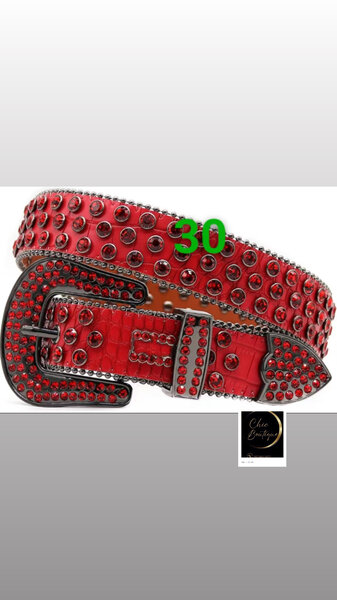 Ceinture en cuir cloutée rouge