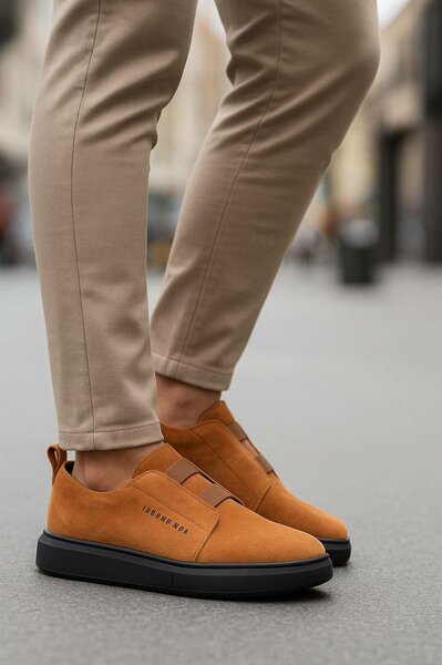 Sneakers en daim marron pour homme