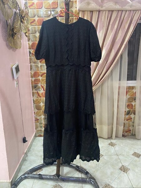 Robe longue noire en dentelle