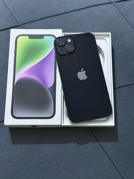 iPhone 14 très propre avec le carton