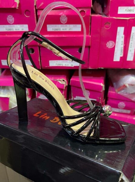 Sandales à talons noirs élégantes