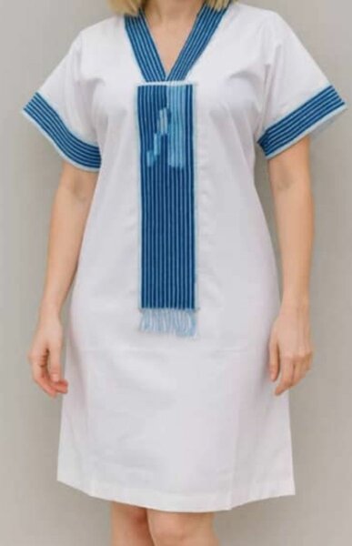 Robe blanche à motif ethnique