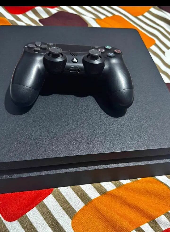 PlayStation 4 Slim 500 Go avec manette
