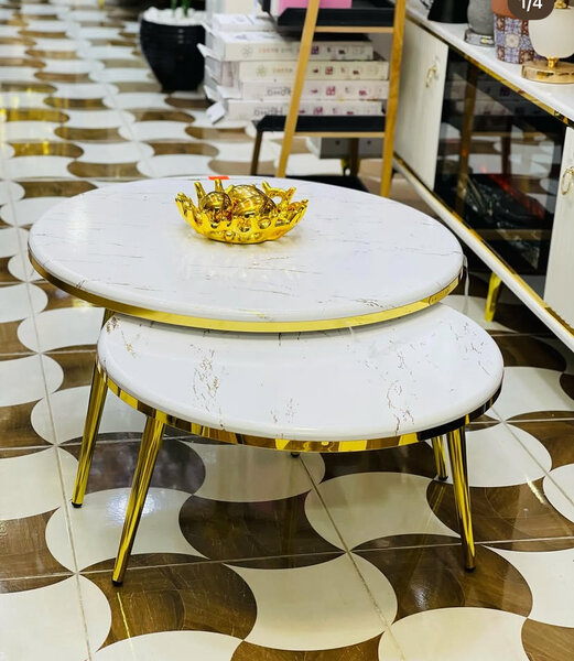 Table basse en marbre doré