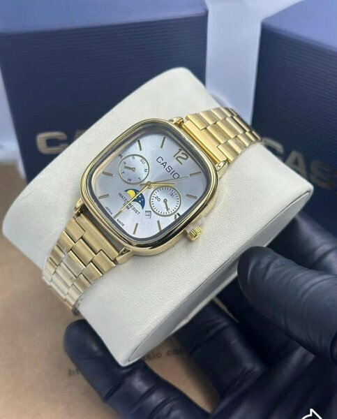 Montre Casio dorée cadran blanc