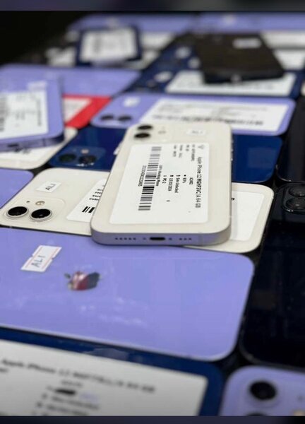 iPhone 12 simple casi neuf en colie