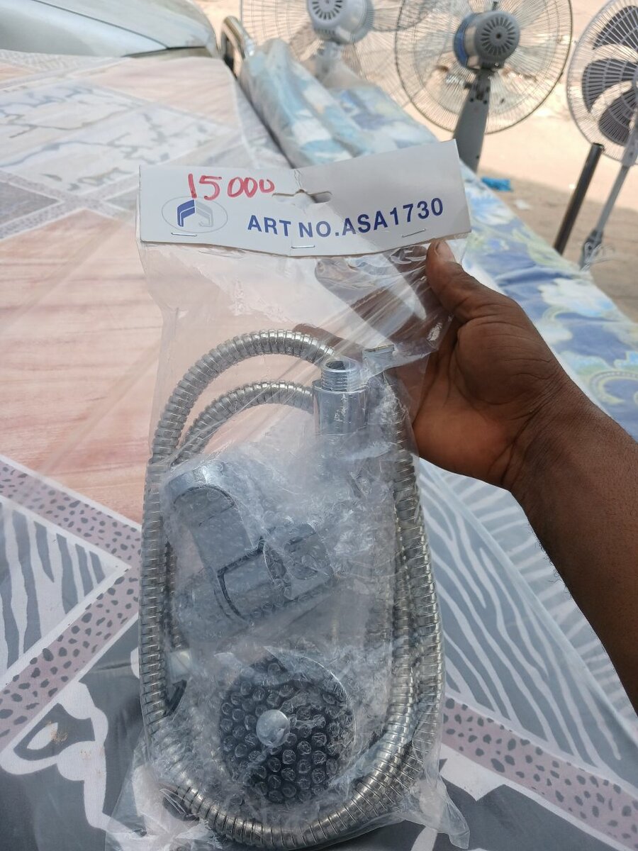 Pomme de douche en métal FADCO