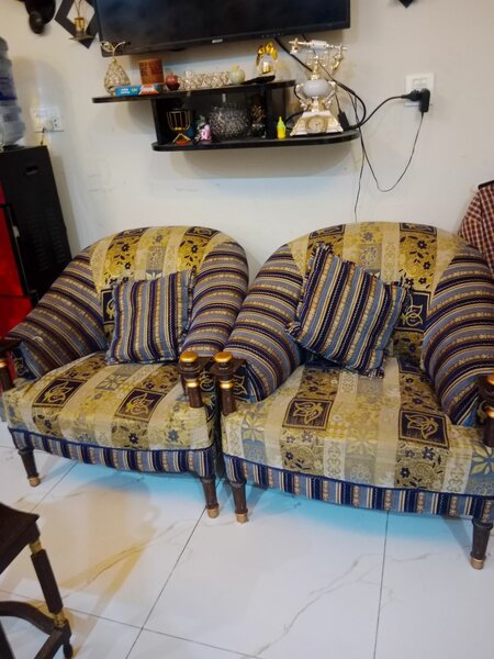 Chenoite sofa set 5 seater in.