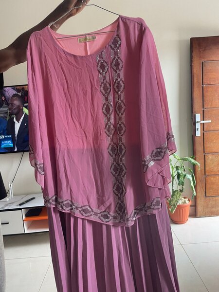 Robe élégante rose en chiffon