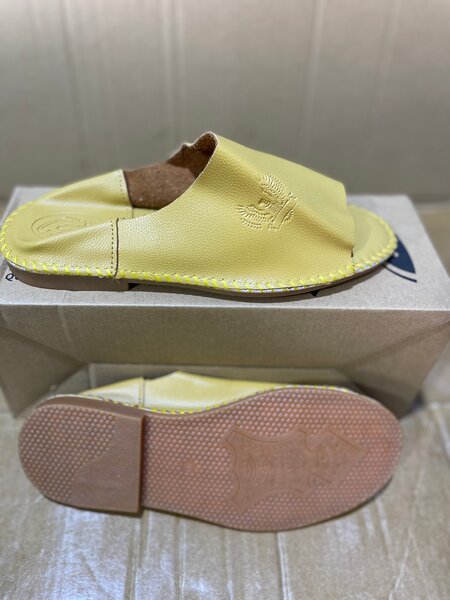 Chaussons en cuir jaune