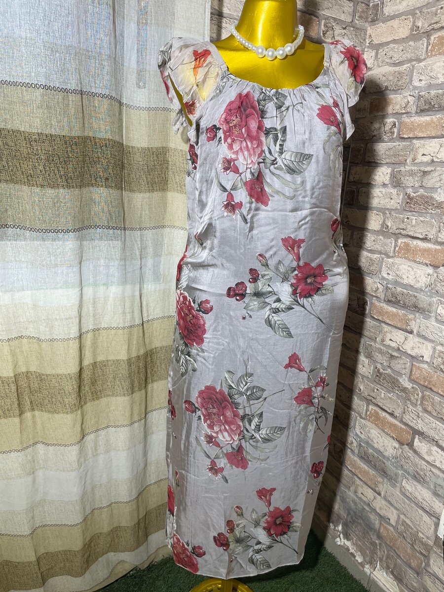 Robe fleurie à manches courtes