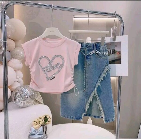 Ensemble fille : T-shirt coeur et jupe en jean