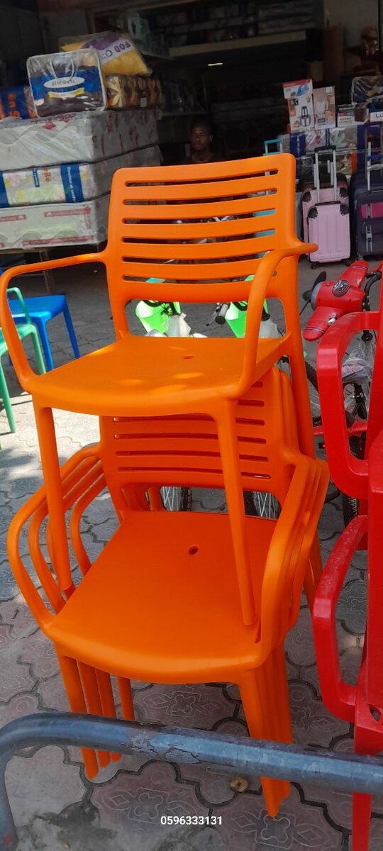 Chaise en plastique bien solid