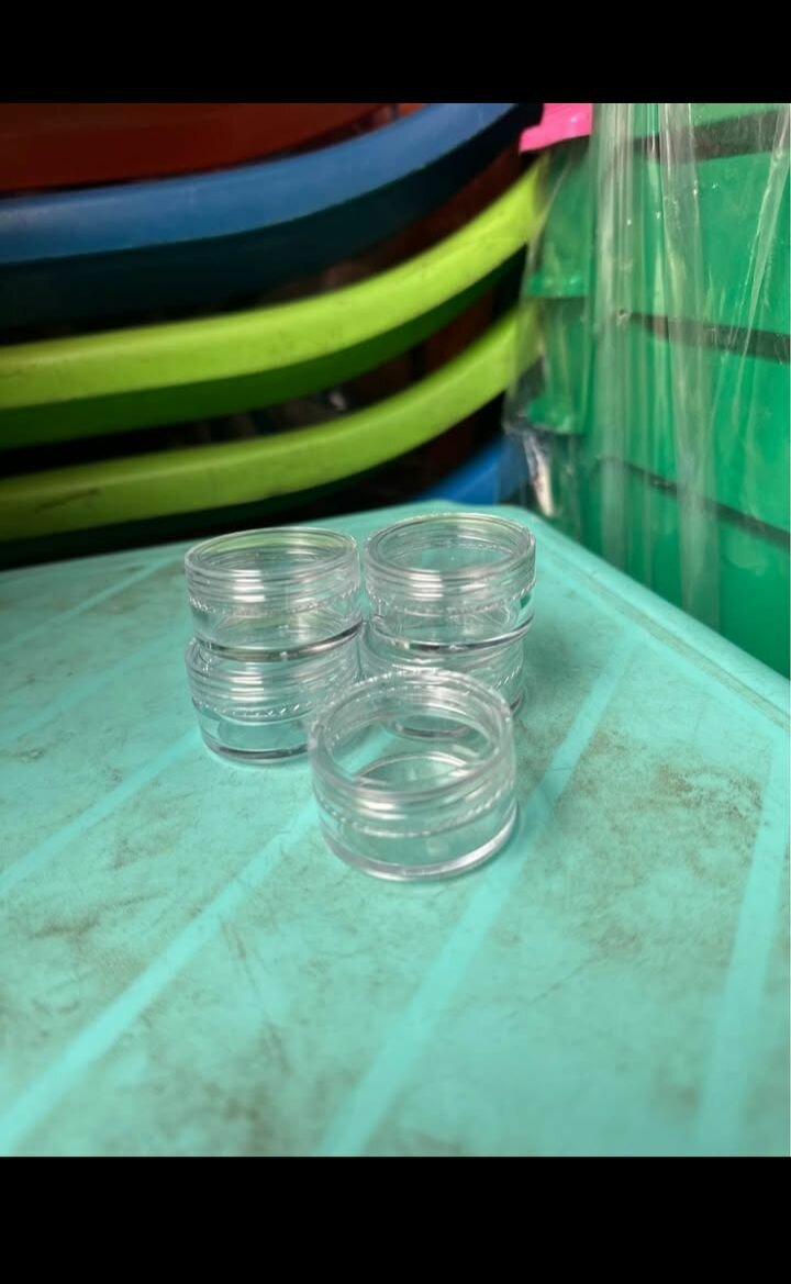 Pots en plastique transparent