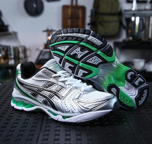 Chaussures de sport Asics blanches et vertes