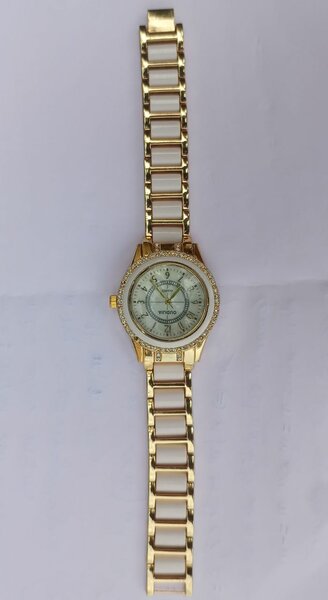 Montre femme dorée élégante