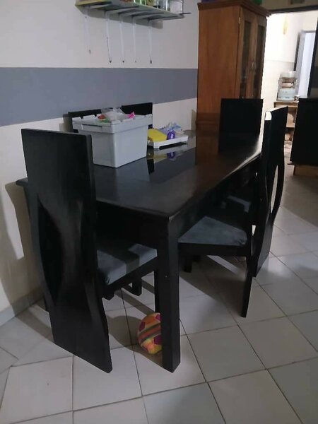 Table à manger noire avec 4 chaises