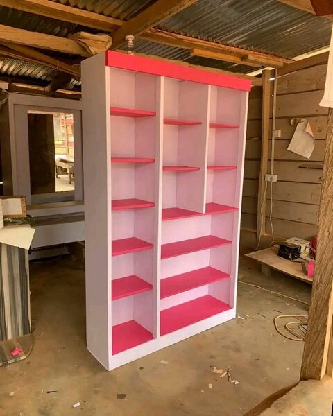 Étagère blanche et rose pour chambre