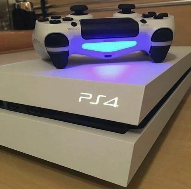 Console PS4 avec manette et accessoires