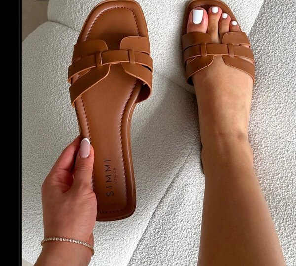 Sandales plates en cuir marron