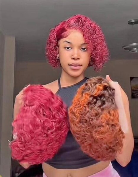 Perruque bouclée bordeaux en dentelle