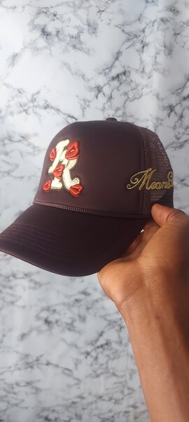 Casquette élégante brodée