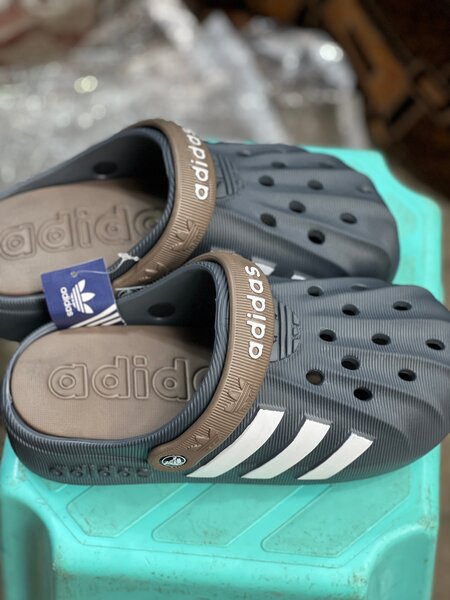 Sandales Adidas pour piscine et plage