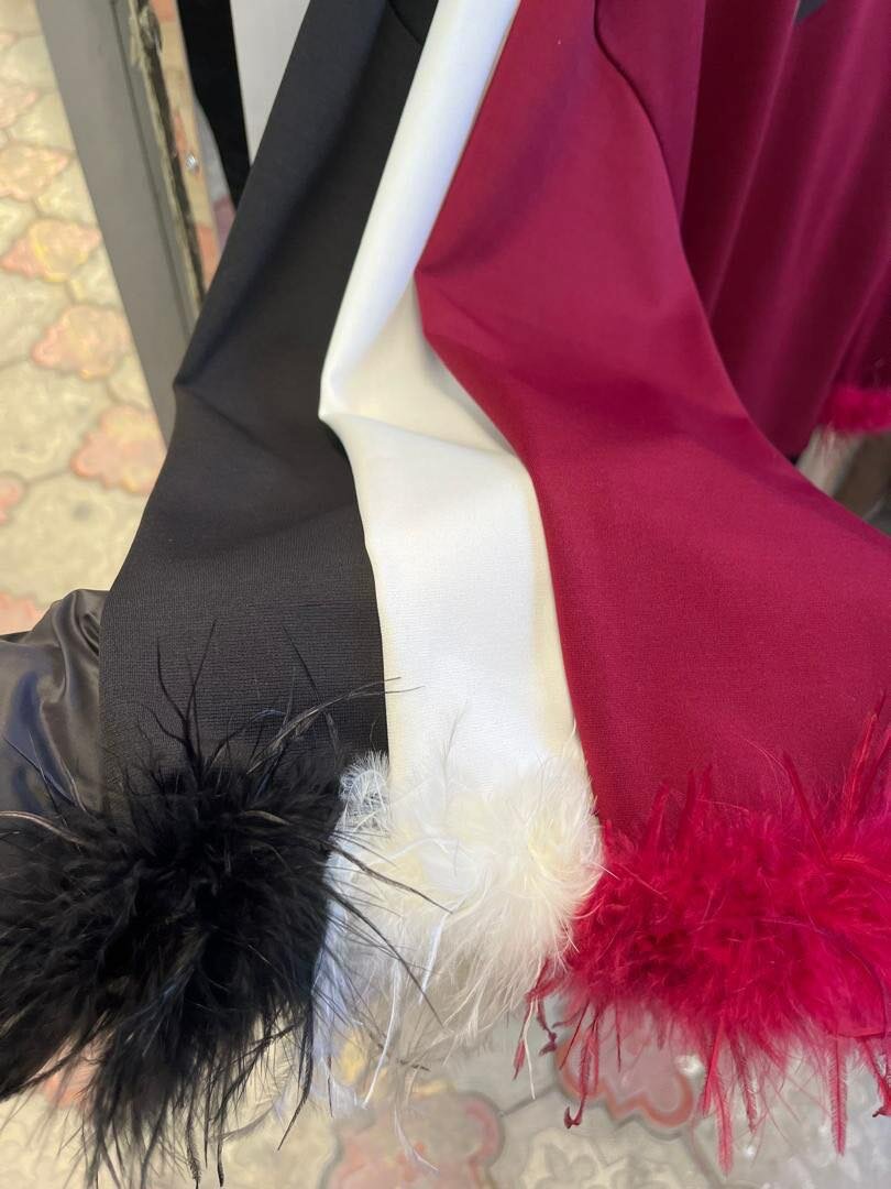 Блузка с перьями