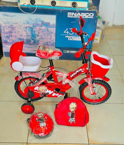 Vélo enfant rouge avec accessoires