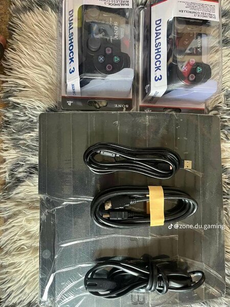 Console PS3 Slim avec manettes