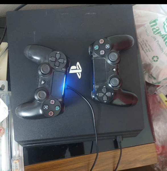 Console de jeu PS4 avec manettes
