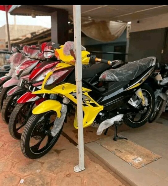 Nouvelle moto Yamaha noire et jaune