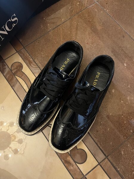 Обуви Prada