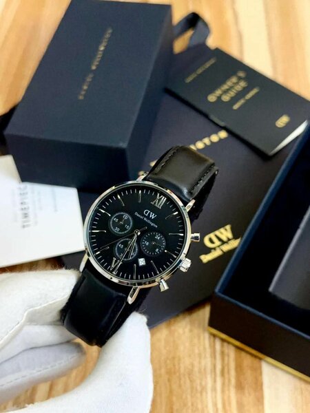 Montre élégante en cuir noir