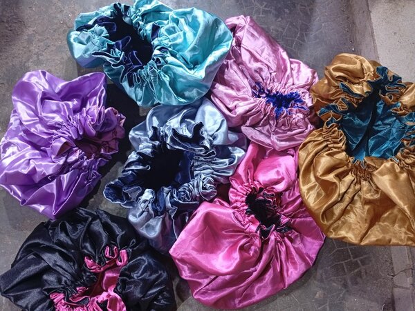 Bonnets en satin colorés
