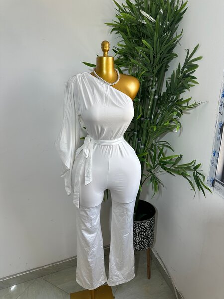 Combinaison élégante asymétrique